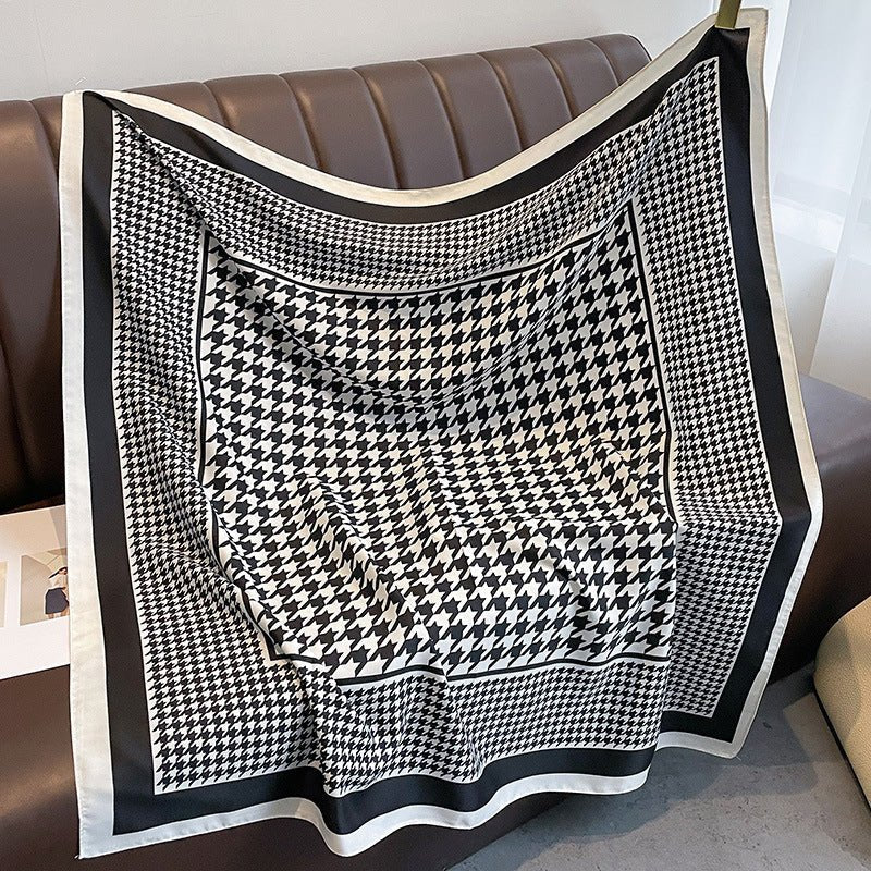 Exclusive Classic Plaid Scarf — XW24 Black — Size 90x90cm — Detail View